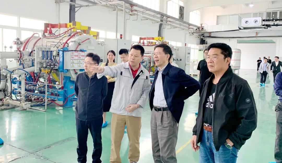 Nan Cewen, el académico de la Academia de Ciencias de China (CAS) y decano de la ingeniería científica y de materiales de Tsinghua y su grupo visitaron para la investigación